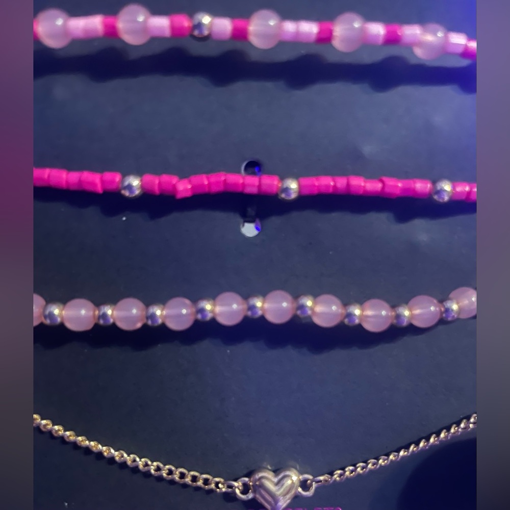 No Boundaries Pink Beaded Bracelet Set w/ Gold Tone Heart Charm Layered Stack - Picture 2 of 3